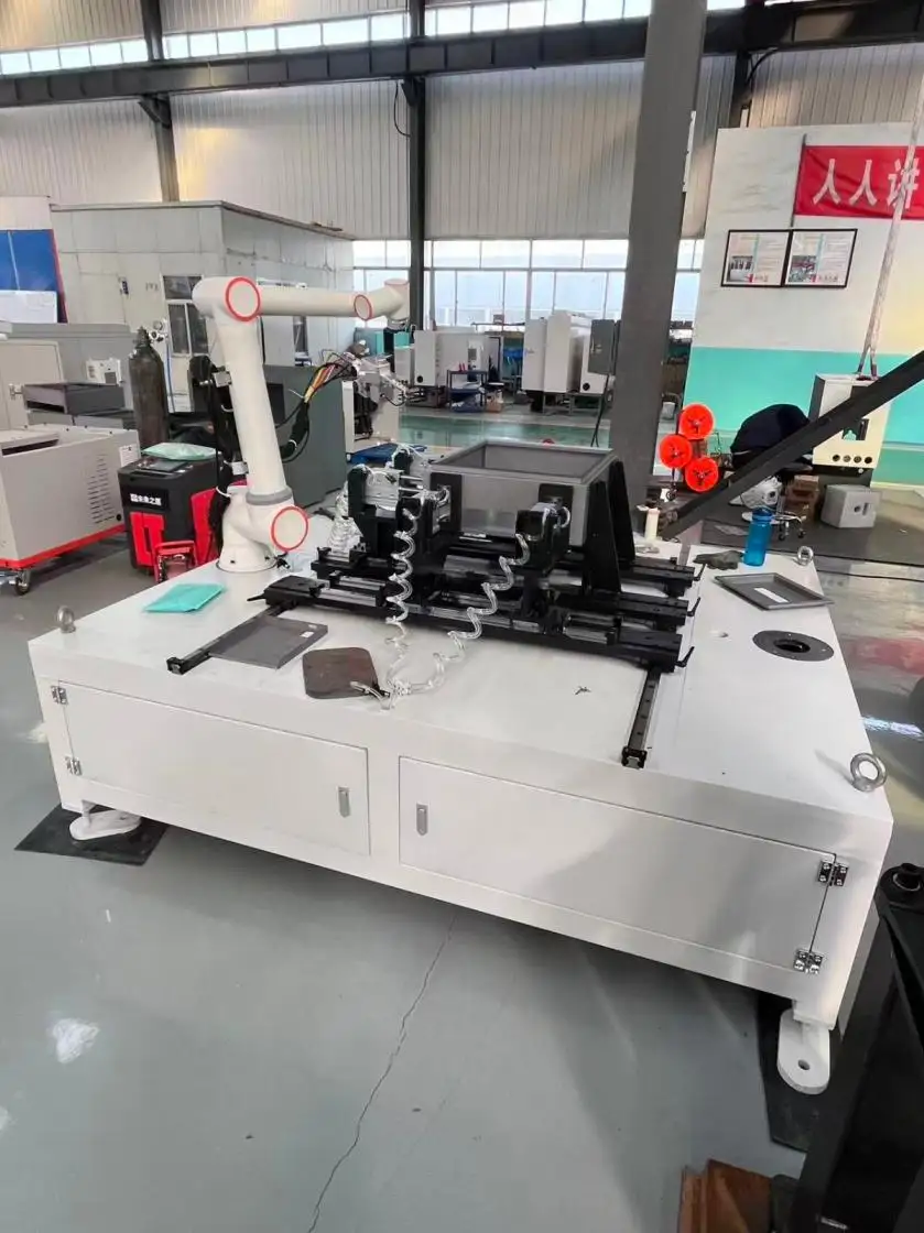 Robot saldatore per la saldatura di telai automobilistici