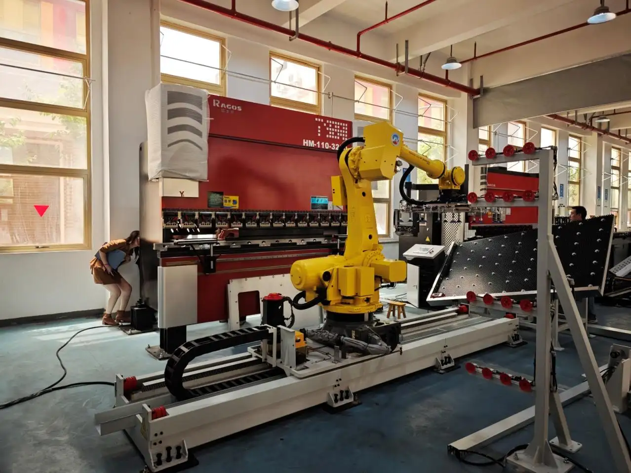 Freno a pressa CNC ibrido VS freno a pressa elettroidraulico CNC sincrono