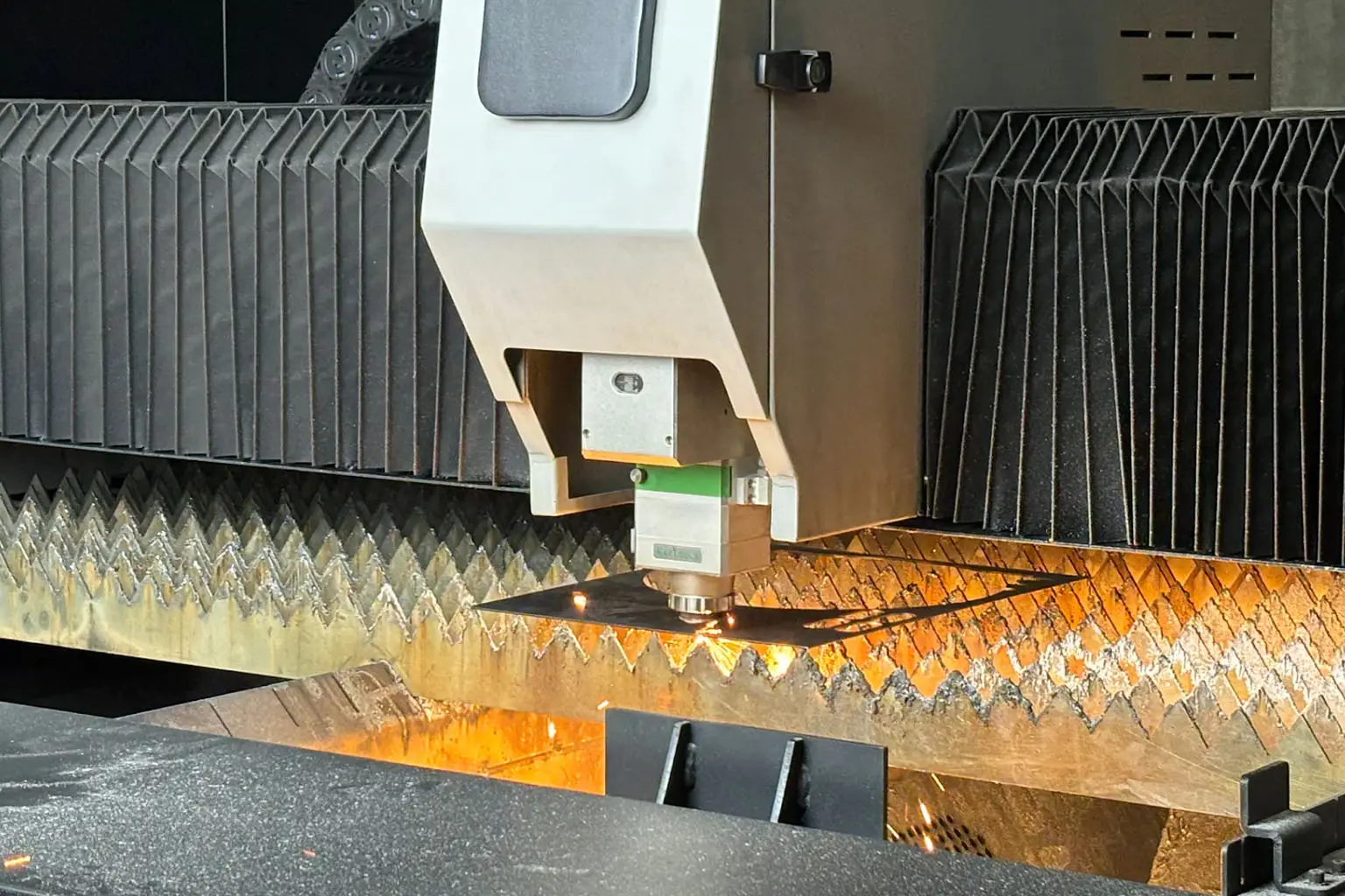 Spessore di taglio laser a fibra: Quanto può tagliare un laser a fibra di spessore?
